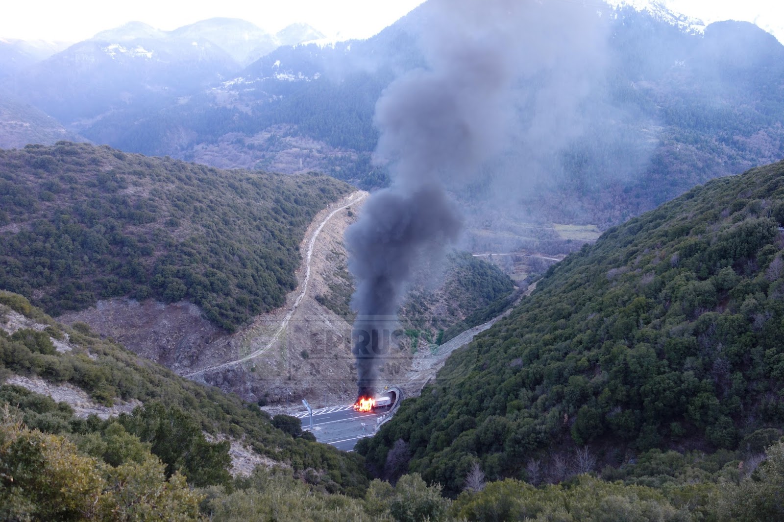 Νταλίκα τυλίχτηκε στις φλόγες στην Εγνατία Οδό - Σώος ο οδηγός - Φωτογραφία 2