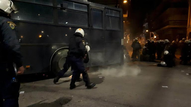 Επεισόδια στην Ανατολική Θεσσαλονίκη – Συγκρούσεις αντιεξουσιαστών και ΜΑΤ (βίντεο) - Φωτογραφία 1