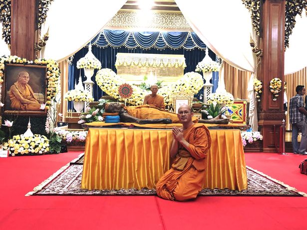 Απίστευτες εικόνες: Βουδιστής μοναχός «χαμογελά» δύο μήνες μετά τον θάνατό του - Φωτογραφία 3