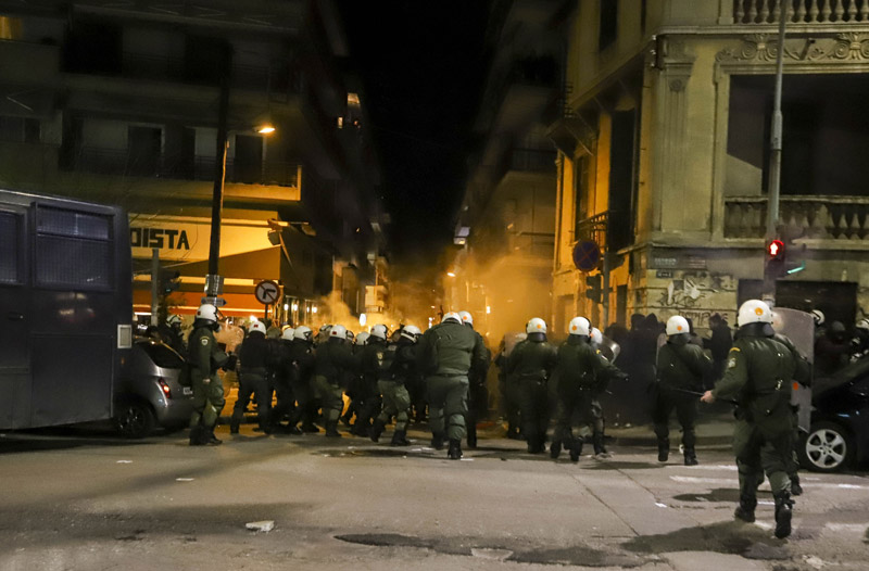Θεσσαλονίκη: «Κλεφτοπόλεμος» ΜΑΤ-αντιεξουσιαστών μετά την έφοδο στα γραφεία του - Φωτογραφία 10