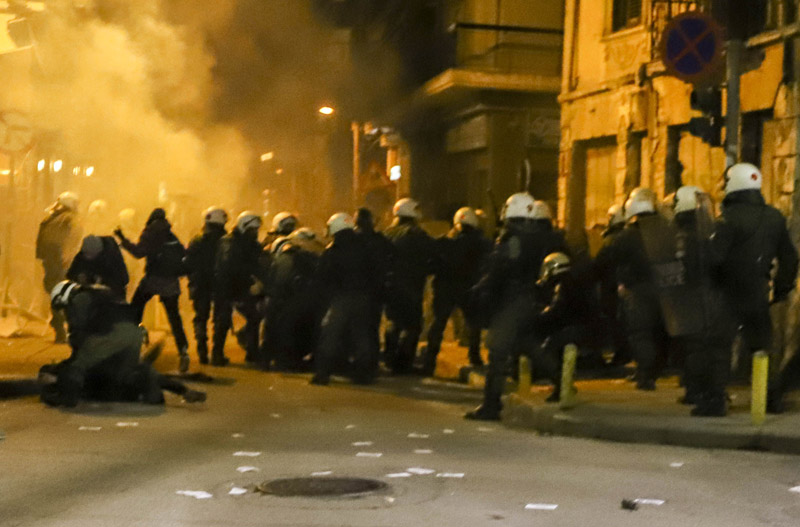 Θεσσαλονίκη: «Κλεφτοπόλεμος» ΜΑΤ-αντιεξουσιαστών μετά την έφοδο στα γραφεία του - Φωτογραφία 11