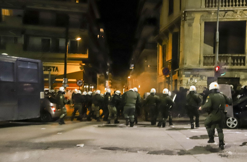 Θεσσαλονίκη: «Κλεφτοπόλεμος» ΜΑΤ-αντιεξουσιαστών μετά την έφοδο στα γραφεία του - Φωτογραφία 12