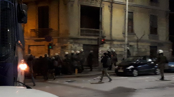 Θεσσαλονίκη: «Κλεφτοπόλεμος» ΜΑΤ-αντιεξουσιαστών μετά την έφοδο στα γραφεία του - Φωτογραφία 13