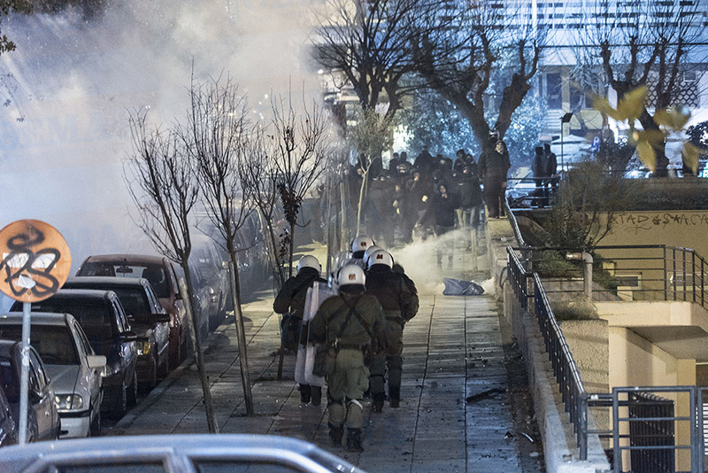 Θεσσαλονίκη: «Κλεφτοπόλεμος» ΜΑΤ-αντιεξουσιαστών μετά την έφοδο στα γραφεία του - Φωτογραφία 16
