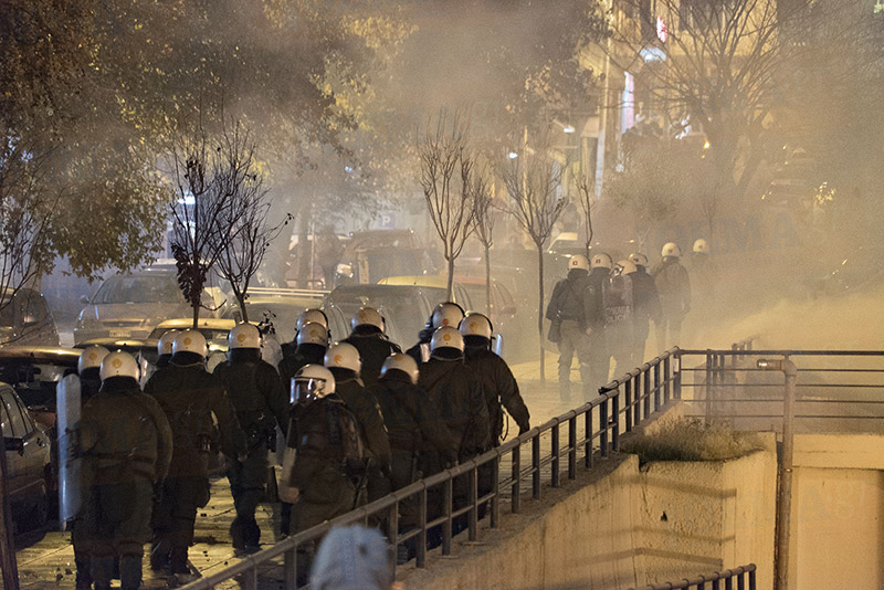 Θεσσαλονίκη: «Κλεφτοπόλεμος» ΜΑΤ-αντιεξουσιαστών μετά την έφοδο στα γραφεία του - Φωτογραφία 17