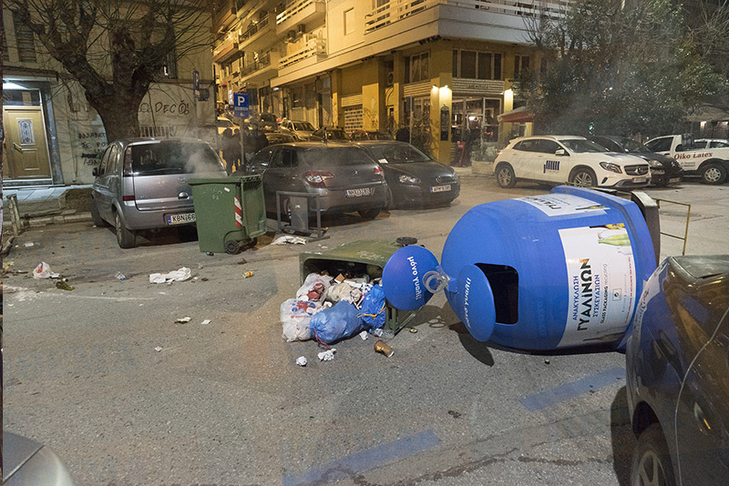 Θεσσαλονίκη: «Κλεφτοπόλεμος» ΜΑΤ-αντιεξουσιαστών μετά την έφοδο στα γραφεία του - Φωτογραφία 18