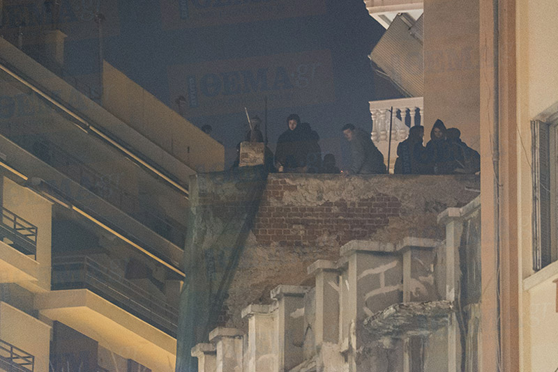 Θεσσαλονίκη: «Κλεφτοπόλεμος» ΜΑΤ-αντιεξουσιαστών μετά την έφοδο στα γραφεία του - Φωτογραφία 19