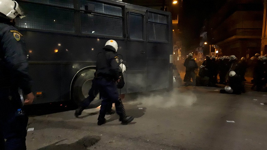 Θεσσαλονίκη: «Κλεφτοπόλεμος» ΜΑΤ-αντιεξουσιαστών μετά την έφοδο στα γραφεία του - Φωτογραφία 2
