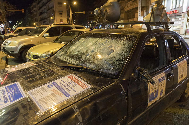 Θεσσαλονίκη: «Κλεφτοπόλεμος» ΜΑΤ-αντιεξουσιαστών μετά την έφοδο στα γραφεία του - Φωτογραφία 6