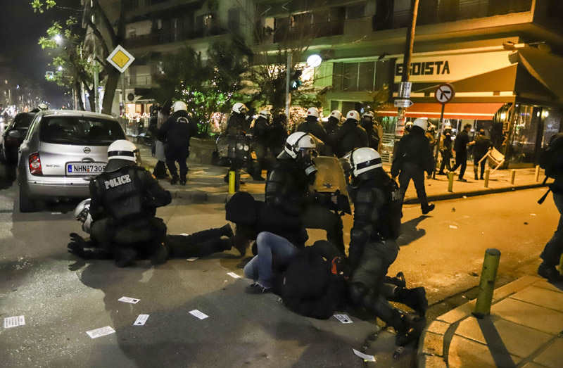 Θεσσαλονίκη: «Κλεφτοπόλεμος» ΜΑΤ-αντιεξουσιαστών μετά την έφοδο στα γραφεία του - Φωτογραφία 7