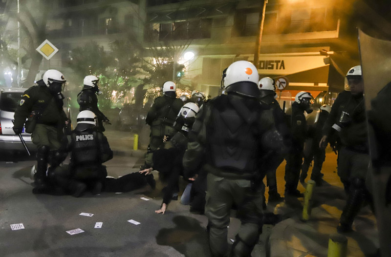 Θεσσαλονίκη: «Κλεφτοπόλεμος» ΜΑΤ-αντιεξουσιαστών μετά την έφοδο στα γραφεία του - Φωτογραφία 8
