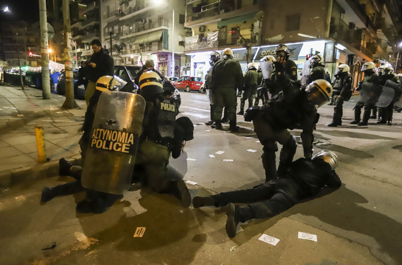Θεσσαλονίκη: «Κλεφτοπόλεμος» ΜΑΤ-αντιεξουσιαστών μετά την έφοδο στα γραφεία του - Φωτογραφία 9