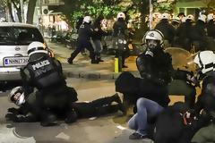Θεσσαλονίκη: «Κλεφτοπόλεμος» ΜΑΤ-αντιεξουσιαστών μετά την έφοδο στα γραφεία του