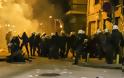 Θεσσαλονίκη: «Κλεφτοπόλεμος» ΜΑΤ-αντιεξουσιαστών μετά την έφοδο στα γραφεία του - Φωτογραφία 11