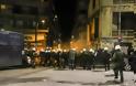 Θεσσαλονίκη: «Κλεφτοπόλεμος» ΜΑΤ-αντιεξουσιαστών μετά την έφοδο στα γραφεία του - Φωτογραφία 12