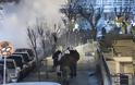Θεσσαλονίκη: «Κλεφτοπόλεμος» ΜΑΤ-αντιεξουσιαστών μετά την έφοδο στα γραφεία του - Φωτογραφία 16