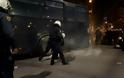 Θεσσαλονίκη: «Κλεφτοπόλεμος» ΜΑΤ-αντιεξουσιαστών μετά την έφοδο στα γραφεία του - Φωτογραφία 2