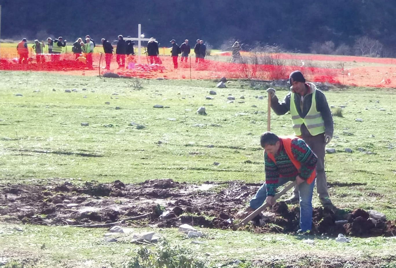 Ιστορική στιγμή: Ξεκίνησε η εκταφή των Ελλήνων πεσόντων του '40 στο μέτωπο της Αλβανίας - Φωτογραφία 2