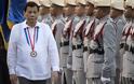«Σκοτώστε με αν γίνω δικτάτορας, είναι καθήκον σας»: Ο πρόεδρος των Φιλιππίνων ξαναχτυπά