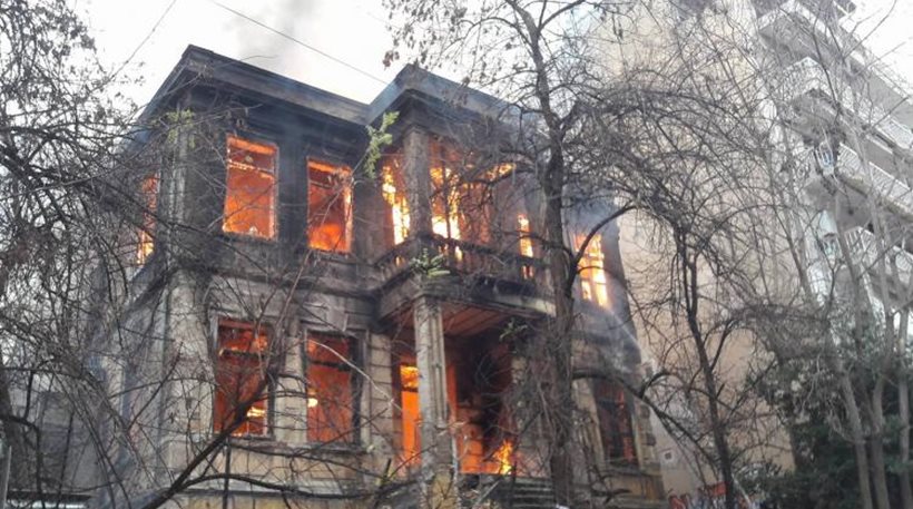Μπουτάρης: Τη φωτιά στο κατειλημμένο κτήριο στη Θεσσαλονίκη έβαλαν δύο αντίπαλες ομάδες ΠΑΟΚτσήδων - Φωτογραφία 1