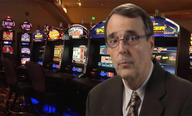 ΘΑ ΠΑΘΕΤΕ ΠΛΑΚΑ: Αμερικάνος κατασκευαστής εξηγεί πως να κερδίζεις στα φρουτάκια του Καζίνο... [video] - Φωτογραφία 1