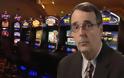 ΘΑ ΠΑΘΕΤΕ ΠΛΑΚΑ: Αμερικάνος κατασκευαστής εξηγεί πως να κερδίζεις στα φρουτάκια του Καζίνο... [video]