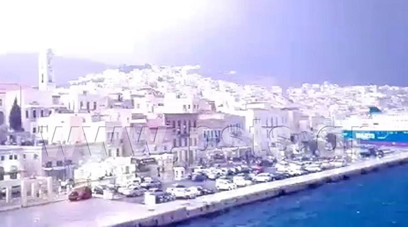 βίντεο Ένα απίστευτο θέαμα: Η νύχτα έγινε μέρα στη Σύρο - «Έλαμψε» το νησί από το Blue Star Naxos - Φωτογραφία 1