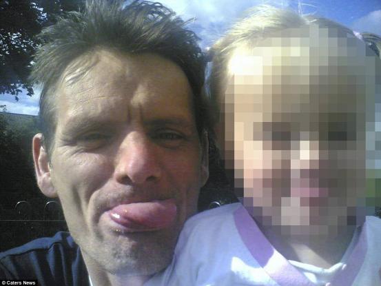 Βρετανία: Πόσταρε φωτογραφία της κόρης του και μετά την έσφαξε (Photos) - Φωτογραφία 1