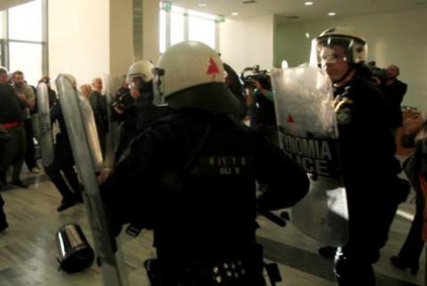 Αστυνομικοί κατά της κυβέρνησης για τους πλειστηριασμούς: Δεν θα ξεσπιτώσουμε εμείς τους Ελληνες   - Φωτογραφία 1