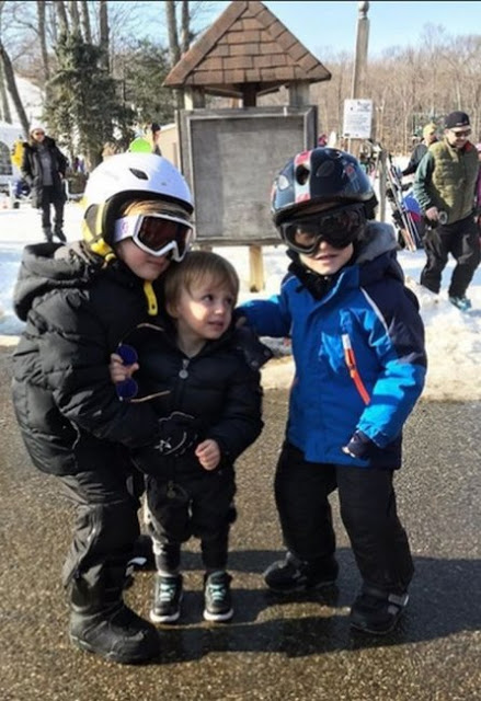 Σοφία Καρβέλα: Παιχνίδια στα χιόνια με τους γιους της - Φωτογραφία 3