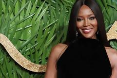 Η Naomi Campbell στα 47 της φωτογραφίζεται ολόγυμνη στο Love!