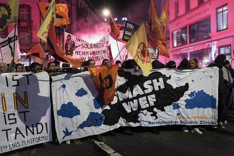 Ελβετία: Χιλιάδες διαδηλωτές κατά του Τραμπ στη Ζυρίχη - Φωτογραφία 2