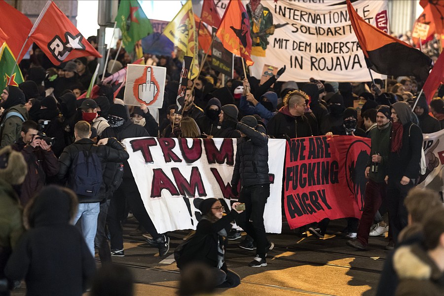 Ελβετία: Χιλιάδες διαδηλωτές κατά του Τραμπ στη Ζυρίχη - Φωτογραφία 3