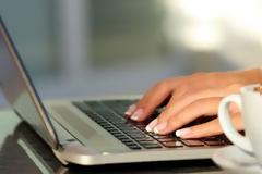 Τι πρέπει να κάνετε αν πέσει καφές στο laptop σας
