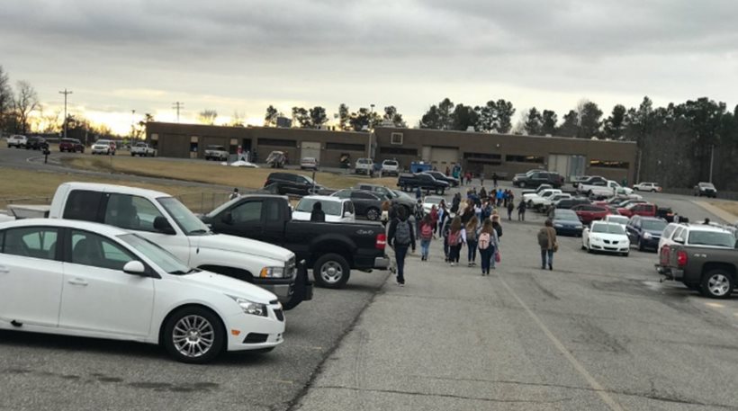 Πυροβολισμοί σε σχολείο στο Κεντάκι: Δύο 15χρονοι νεκροί και 19 τραυματίες - Φωτογραφία 1