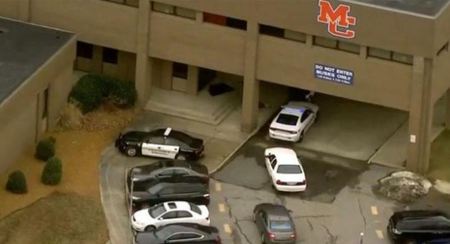 Πυροβολισμοί σε σχολείο στο Κεντάκι: Δύο 15χρονοι νεκροί και 19 τραυματίες - Φωτογραφία 3