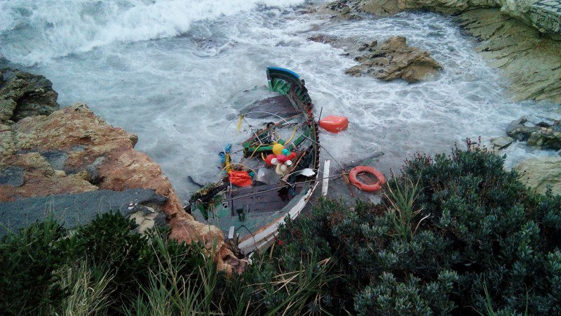 Νεκρός 56χρονος ψαράς στην Κρήτη - Δείτε τα συντρίμμια της βάρκας - Φωτογραφία 2