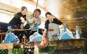 Πελάτες ψαρεύουν το φαγητό τους σε ιαπωνικό εστιατόριο - Φωτογραφία 2