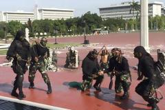 Ο Μάτις παρακολούθησε Ινδονήσιους στρατιώτες να πίνουν αίμα φιδιών - ΒΙΝΤΕΟ