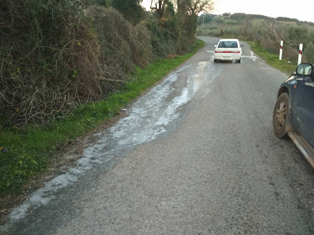 Προβλήματα ολισθηρότητας στο ΘΥΡΡΕΙΟ -Πάγος πάνω σε στροφή κίνδυνος θάνατος για τους οδηγούς - Φωτογραφία 4