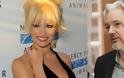 Η Pamela Anderson και πάλι στον Τζούλιαν Ασάνζ