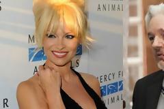 Η Pamela Anderson και πάλι στον Τζούλιαν Ασάνζ