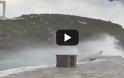 Πελώρια κύματα «έπνιξαν» το λιμάνι της Νάξου και την Πορτάρα [video]
