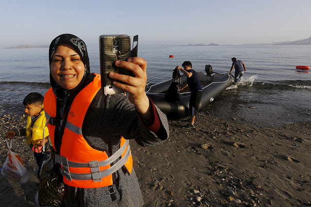 Times : Πρώτα ζητούν κωδικούς wifi και μετά νερό ή φαγητό οι «πρόσφυγες» - Φωτογραφία 1