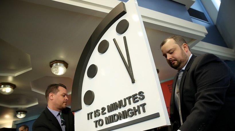 Έρχεται το... τέλος: Το Ρολόι της Αποκάλυψης έδειξε 2 λεπτά πριν τα μεσάνυχτα - Φωτογραφία 2