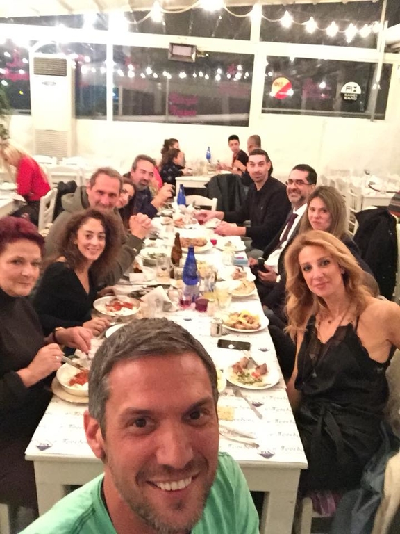 #survivorGR  Ο Παρθένης επέστρεψε Ελλάδα και πήγε για φαγητό. Η selfie με τη σύντροφό του και φίλους - Φωτογραφία 2