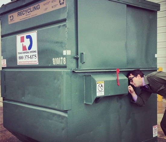 ΑΠΙΣΤΕΥΤΟ: Καθηγητής Πανεπιστημίου ζει σε κάδο σκουπιδιών! [photos] - Φωτογραφία 3