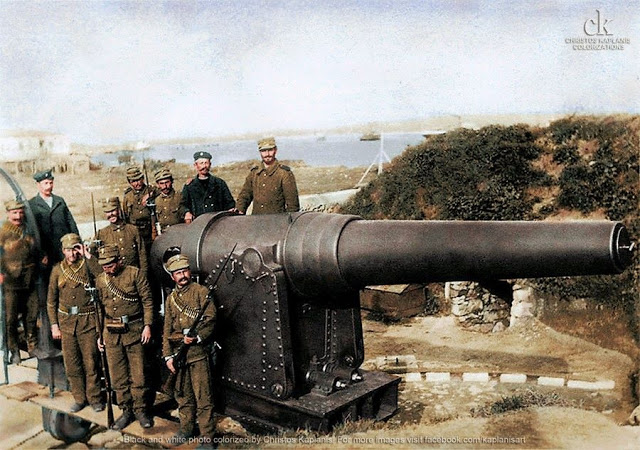 Πρέβεζα, Οκτώβριος 1912. Έλληνες στρατιώτες φωτογραφίζονται σε καταληφθέν τουρκικό πυροβόλο στο Φρούριο Παντοκράτορος (Καρά Μπαμπ) - Φωτογραφία 1
