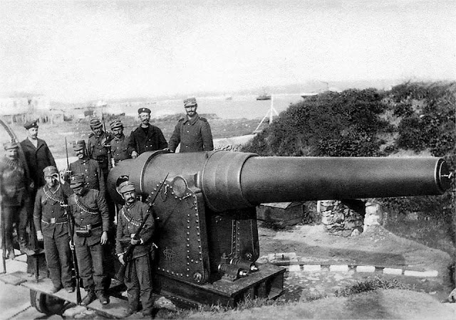 Πρέβεζα, Οκτώβριος 1912. Έλληνες στρατιώτες φωτογραφίζονται σε καταληφθέν τουρκικό πυροβόλο στο Φρούριο Παντοκράτορος (Καρά Μπαμπ) - Φωτογραφία 2