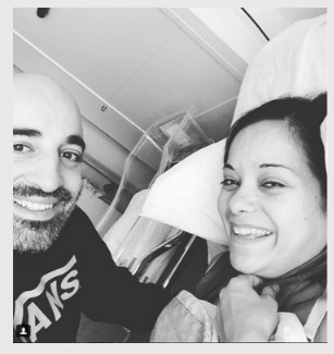 Κατερίνα Τσάβαλου: Η selfie με τον σύζυγό της στο μαιευτήριο και η νέα φωτό της κόρης τους - Φωτογραφία 2